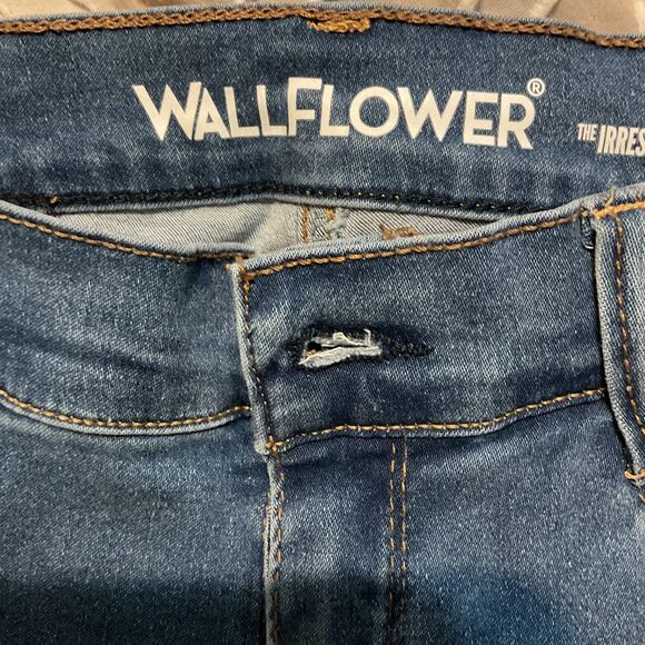 WallFlower High-Rise Skinny Capri Jeans, 17" Inseam, Holly - Picture 4 of 6